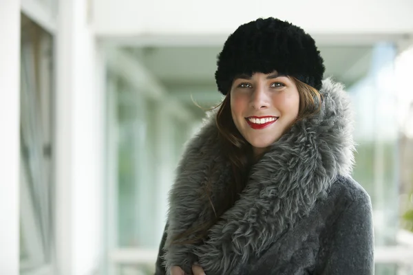 Atrakcyjny brunetka ubrana z ciepłej odzieży zimowej — Zdjęcie stockowe