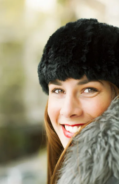 Mooie brunette gekleed met warme winter kleding — Stockfoto