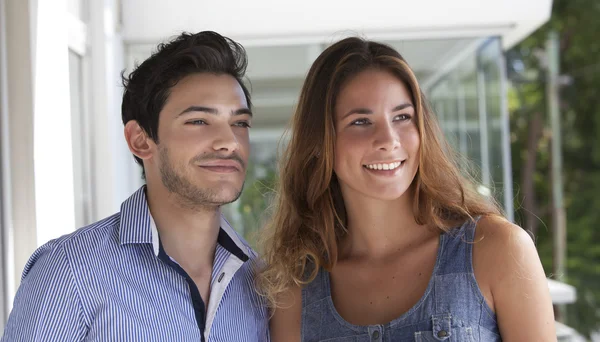 Jovem lindo casal — Fotografia de Stock