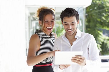 Tablet bilgisayar ile genç muhteşem Çift