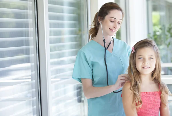 Dokter anak dengan pasiennya — Stok Foto