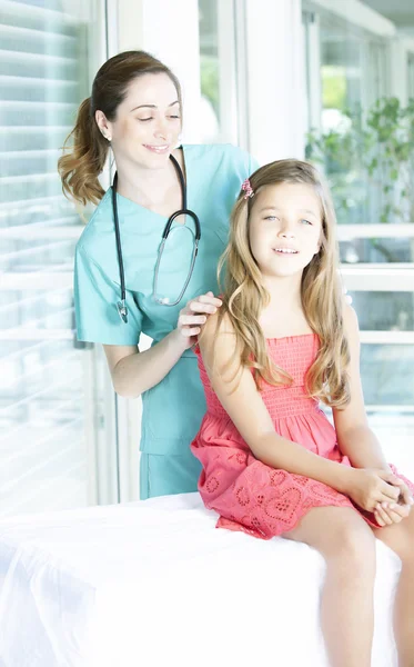 Pediatra con la sua paziente — Foto Stock