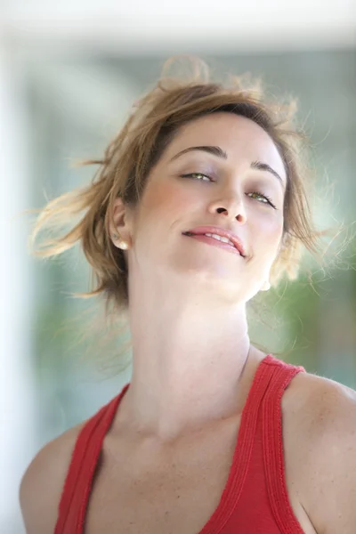 Colorful young woman smiling — Stock Photo, Image