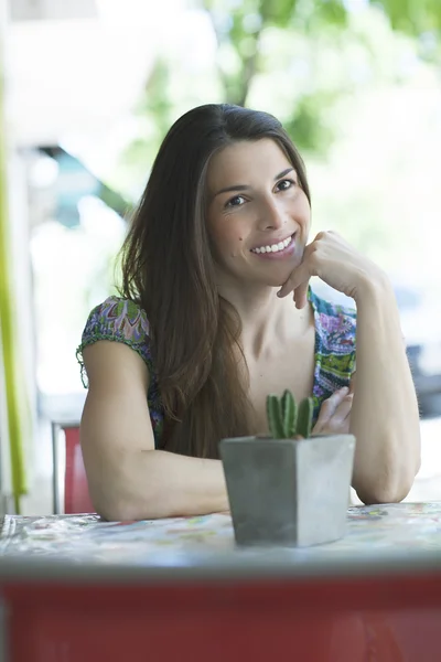 Young latin woman at street bar — Stock Photo, Image