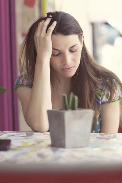 Young latin woman at street bar worried — Stock Photo, Image