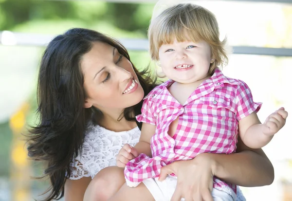 Mãe com sua linda filha — Fotografia de Stock