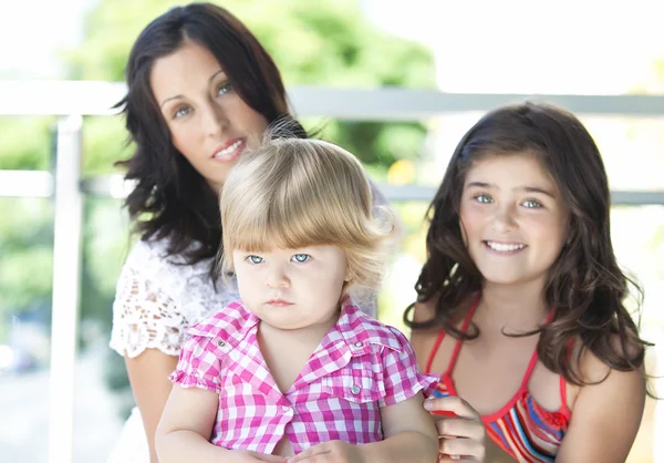 Madre con sus hermosas hijas — Foto de Stock