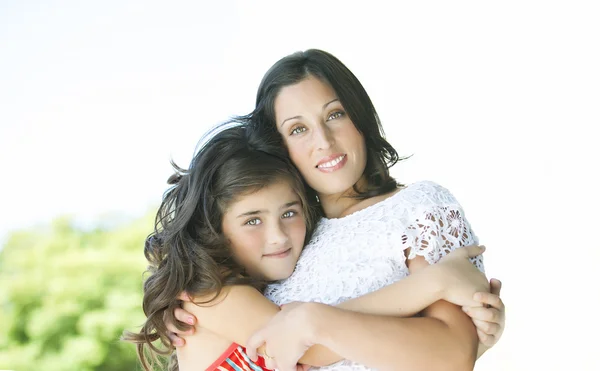 Güzel kızı annesiyle — Stok fotoğraf