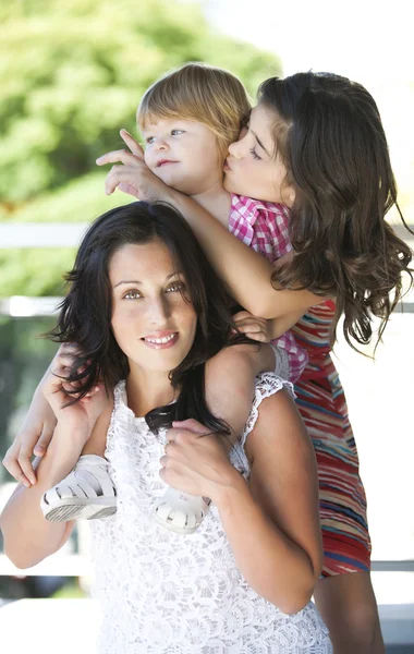 Madre con sus hermosas hijas — Foto de Stock