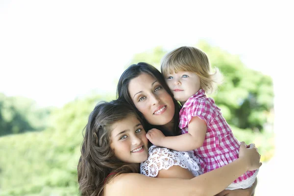 Güzel kızları annesiyle — Stok fotoğraf