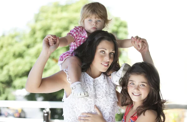 Madre con sus hermosas hijas —  Fotos de Stock
