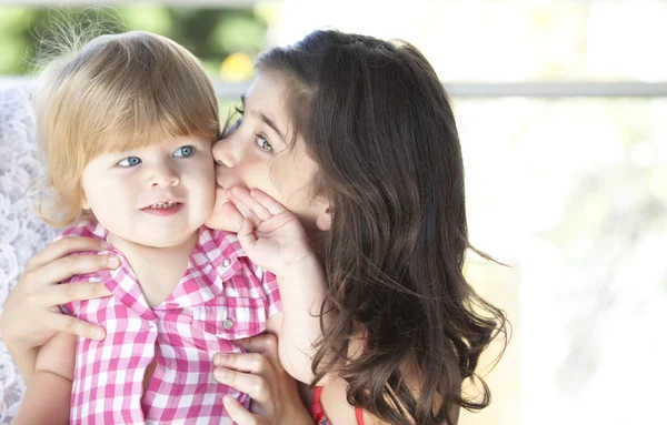 Madre con su hermosa hija — Foto de Stock