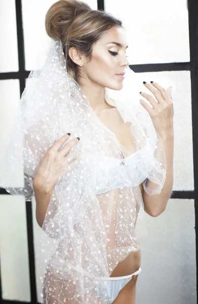Jovem noiva latina romântica sexy em lingerie erótica sorrindo — Fotografia de Stock