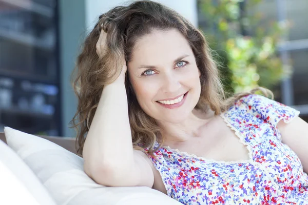 Feliz retrato de mujer adulta — Foto de Stock