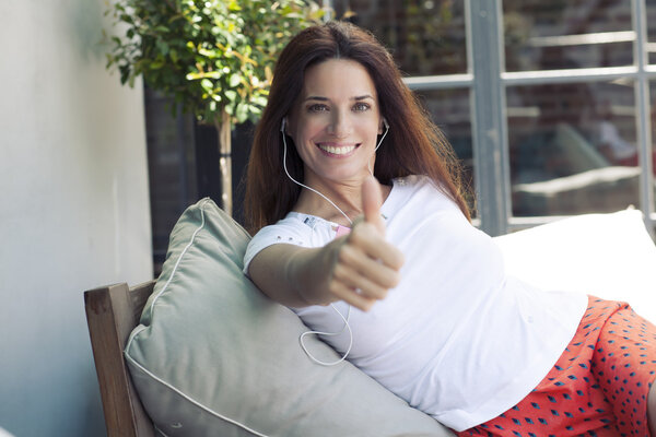 Женщина подает большой палец вверх одобрение руку знак жеста улыбаясь
