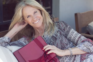 Hediye ile mutlu sevimli orta yaş kadın