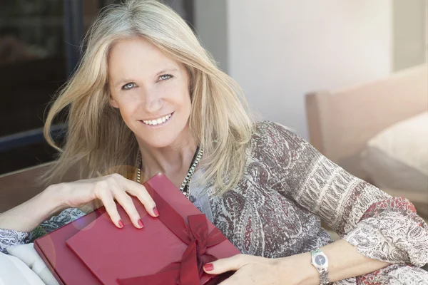 Carino donna di mezza età con regalo all'aperto — Foto Stock