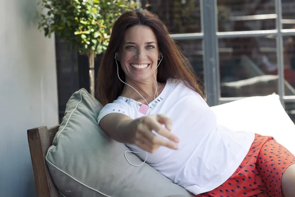 Glücklich erwachsene lateinische Frau lächelt mit Schoten — Stockfoto