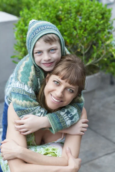 Feliz madre e hijo divirtiéndose al aire libre — Foto de Stock