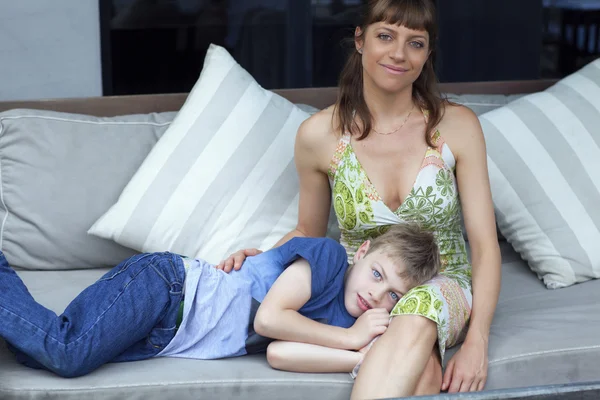 Niño feliz y madre relajante —  Fotos de Stock