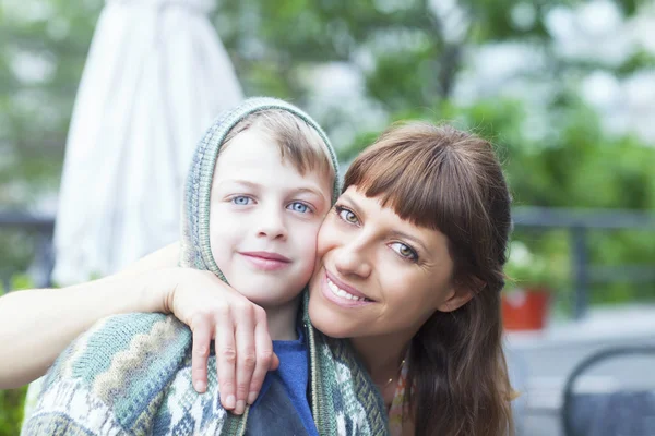 Porträt einer entzückenden Mutter, die ihren Jungen umarmt — Stockfoto