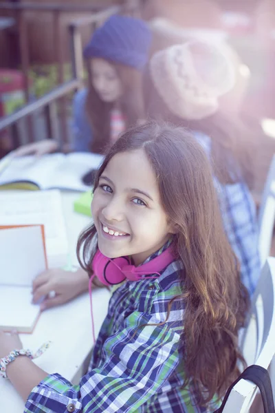 Groupe d'étudiants souriants avec une adolescente devant — Photo