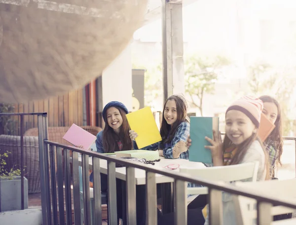 Groupe de claquage adolescent à la bibliothèque — Photo