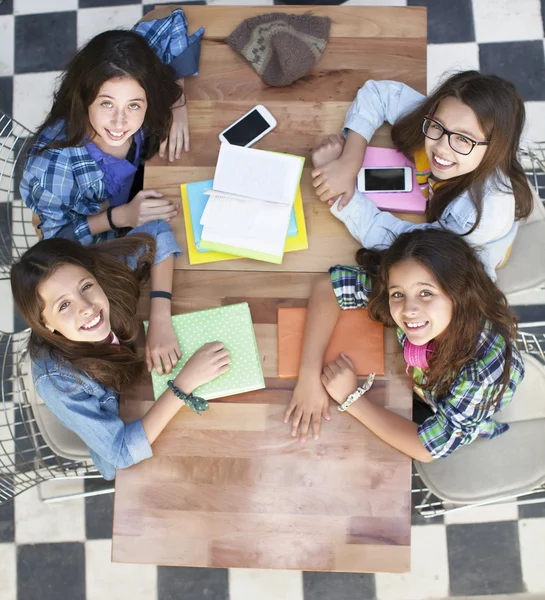 Grupo de estudiantes adolescentes que estudian juntos en la biblioteca — Foto de Stock