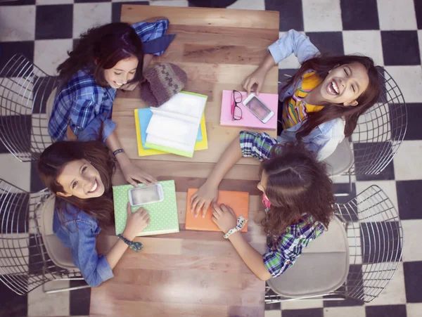 Jóvenes estudiantes juntos en Library High View — Foto de Stock