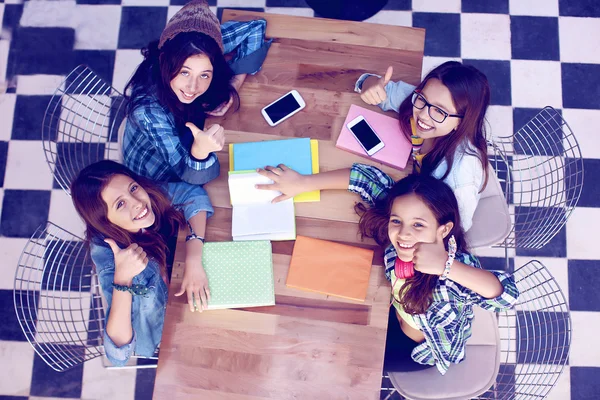 Ler elever i skrivbord på grundskolan — Stockfoto