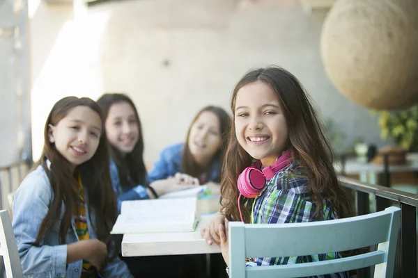Pupils at desk in elementary school — Stock Photo, Image