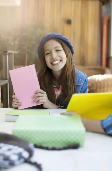 Alegre riendo hermosa chica con libro — Foto de Stock