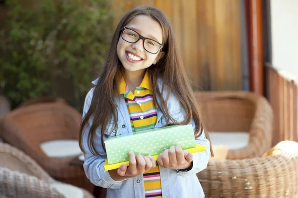 Portrait de jeune fille étudiante mignonne avec des livres — Photo