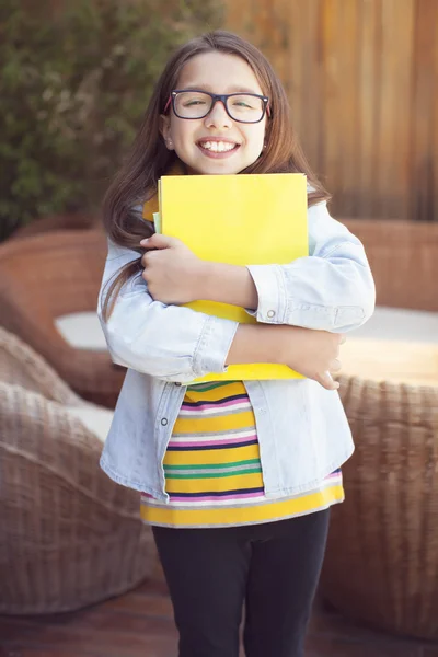 練習帳を持つ若い学生少女の肖像画. — ストック写真