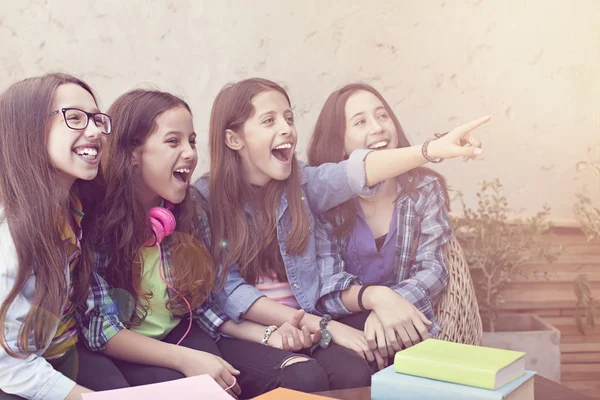 Grupo de alunos sorrindo ficar juntos e apontando para cima — Fotografia de Stock