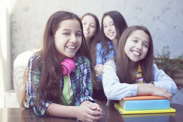 Estudantes sorridentes felizes estudando na sala de aula — Fotografia de Stock