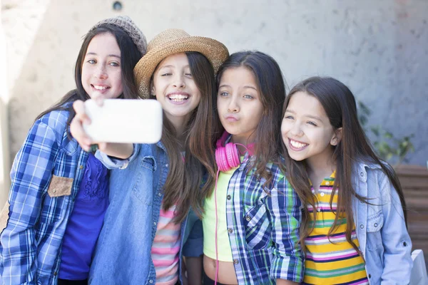 Retrato al aire libre de amigos tomando fotos con un smartphone —  Fotos de Stock