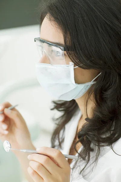 Dentista mujer feliz trabajando — Foto de Stock