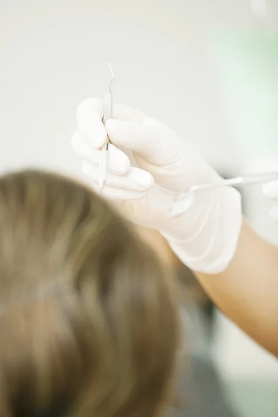 젊은 여 대가 검사 하는 치과 의사의 — 스톡 사진