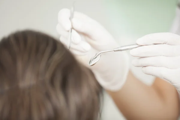 Fechar o dentista examinando dentes de mulheres jovens — Fotografia de Stock