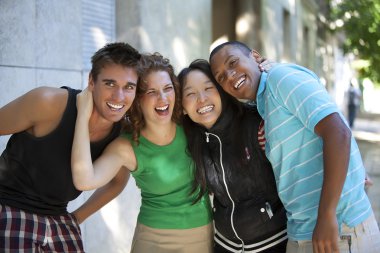 Bir grup arkadaş dışarıda eğleniyor.