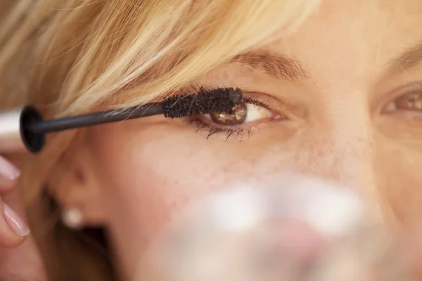 Cute  woman putting some mascara on — Stock Photo, Image