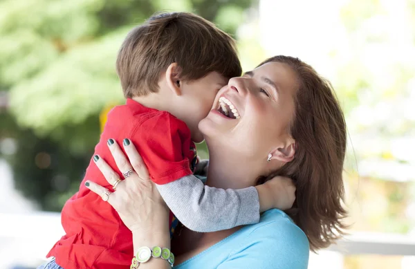 Mãe e filho felizes abraçados ao ar livre — Fotografia de Stock