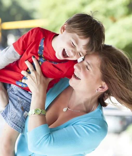 Feliz madre e hijo divirtiéndose al aire libre — Foto de Stock