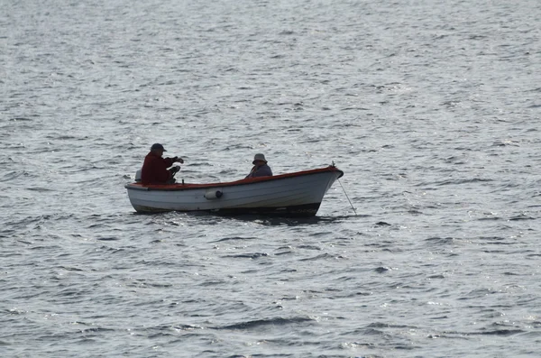 Vieux couple dans le bateau à rames — Photo