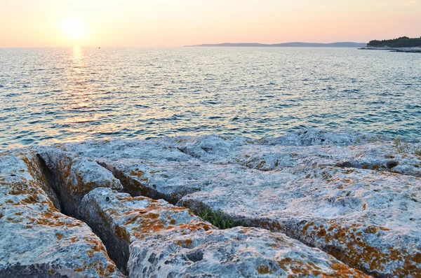 Taşlarla günbatımı deniz manzarası