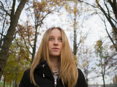 Sonbahar Parkı 'nda Güzel Sarışın Bir Kadının Geniş Açı Portresi