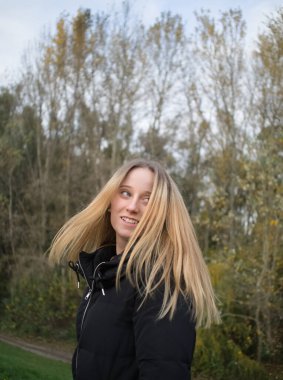 Güz Parkı 'nda Uzun Sarışın Saçlarını Atan Güzel Genç Kadın