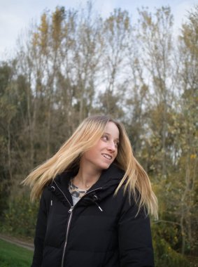 Güz Parkı 'nda Uzun Sarışın Saçlarını Atan Güzel Genç Kadın