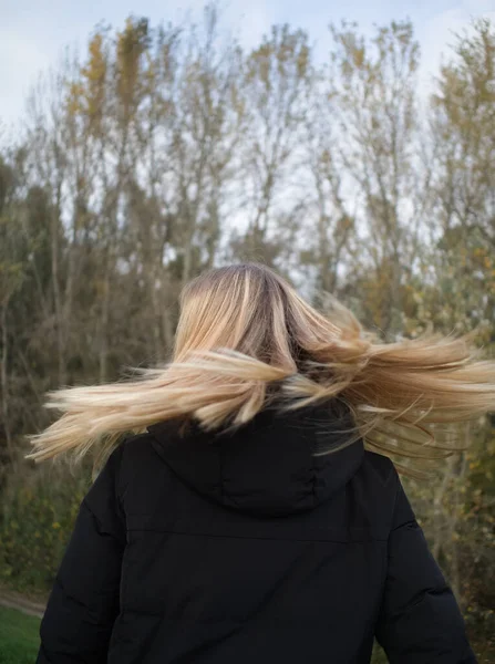 Achteraanzicht Van Een Jonge Vrouw Die Haar Lange Blonde Haar — Stockfoto